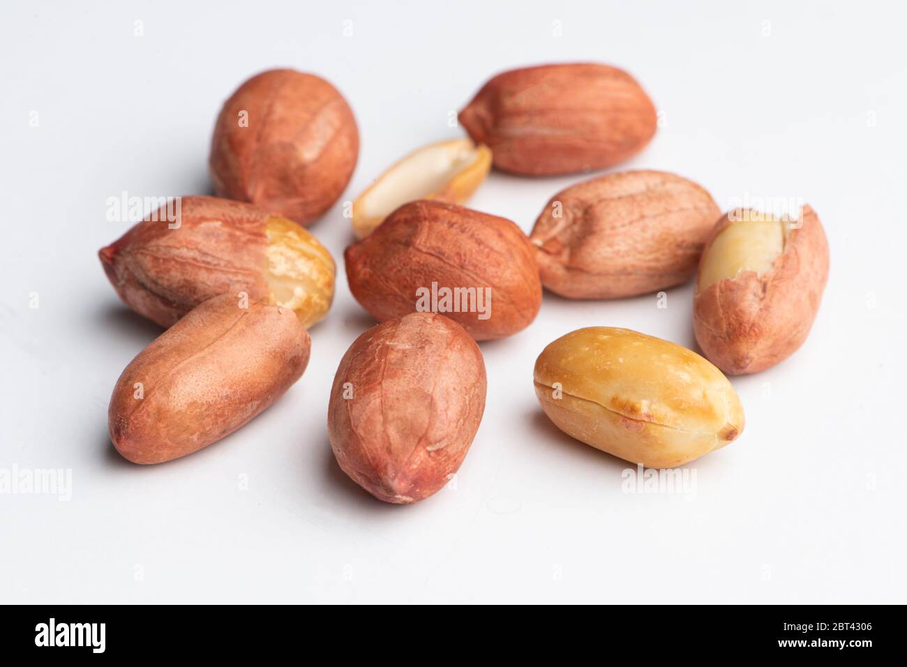 Viele frische und leckere Erdnüsse auf weißem Hintergrund Stockfoto