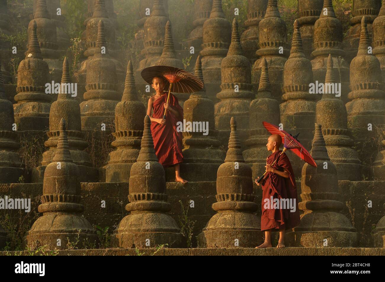 Zwei Novizen, die zwischen Stupas wandern, Bagan, Mandalay, Myanmar Stockfoto