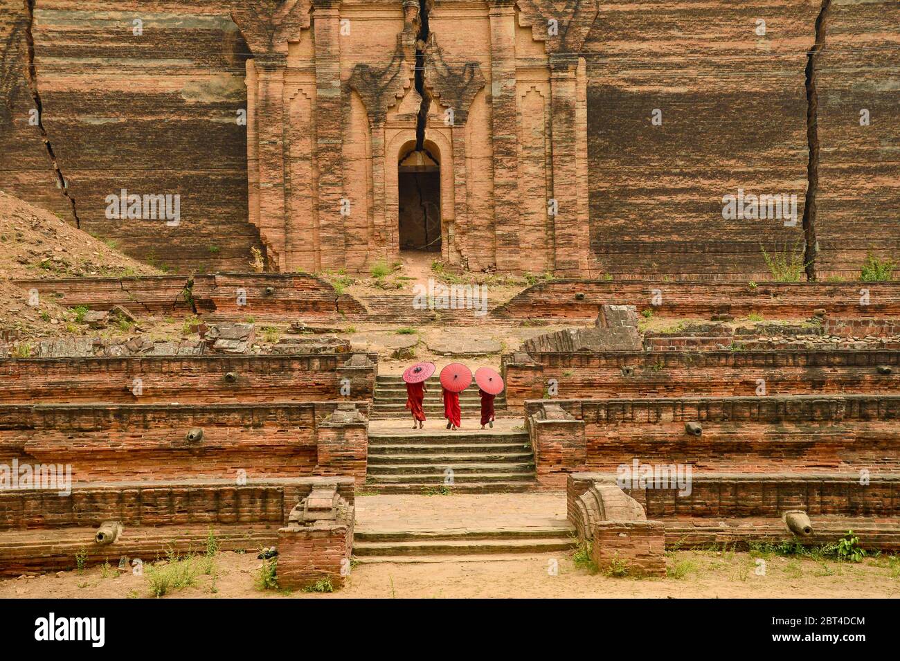 Drei Novizen, die in einem Tempelkomplex in Bagan, Mandalay, Myanmar stehen Stockfoto