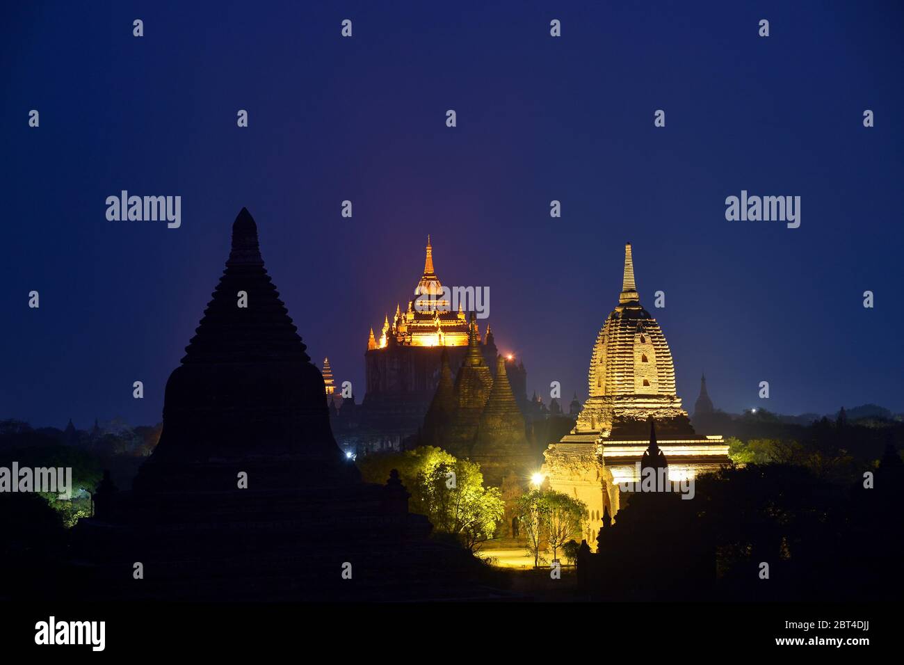 Beleuchtete Stupas bei Nacht, Bagan, Mandalay, Myanmar Stockfoto