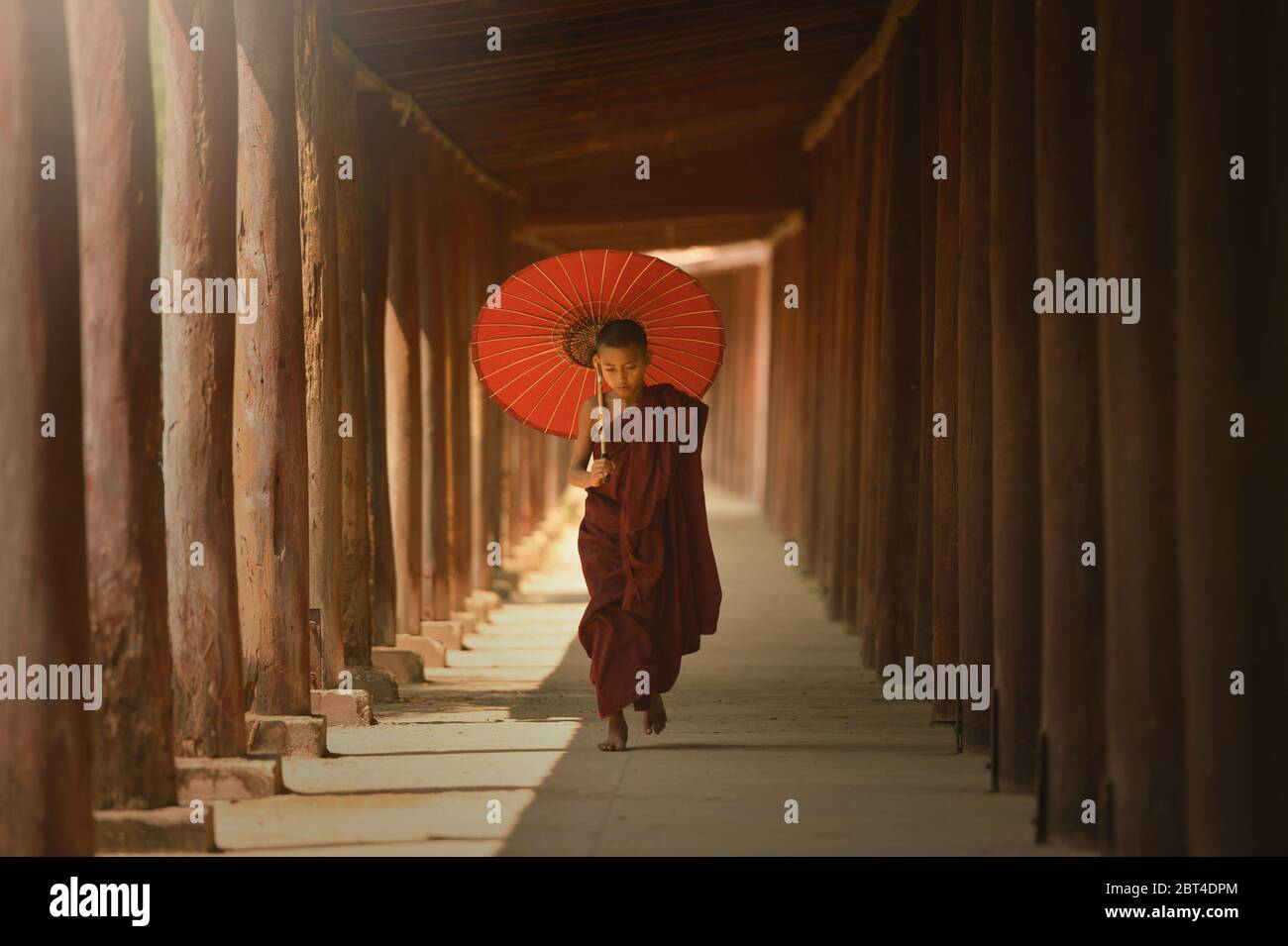 Novize Mönch zu Fuß durch einen Tempel, Bagan, Mandalay, Myanmar Stockfoto