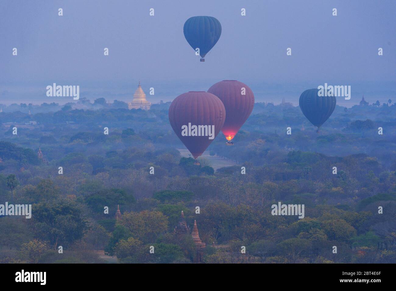 Heißluftballons fliegen über Ebenen, Bagan, Mandalay, Myanmar Stockfoto