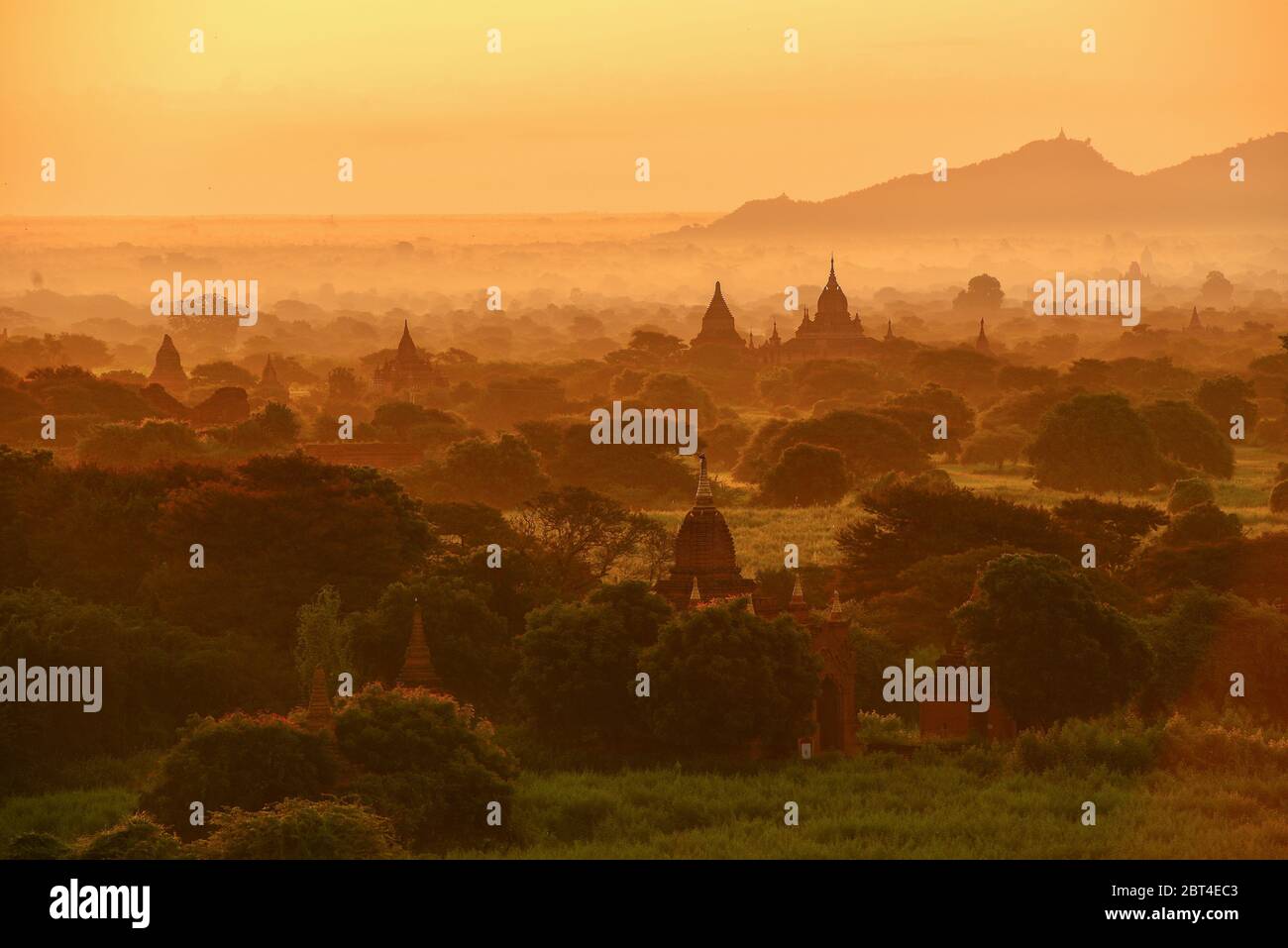 Stupas bei Sonnenaufgang, Bagan, Mandalay, Myanmar Stockfoto