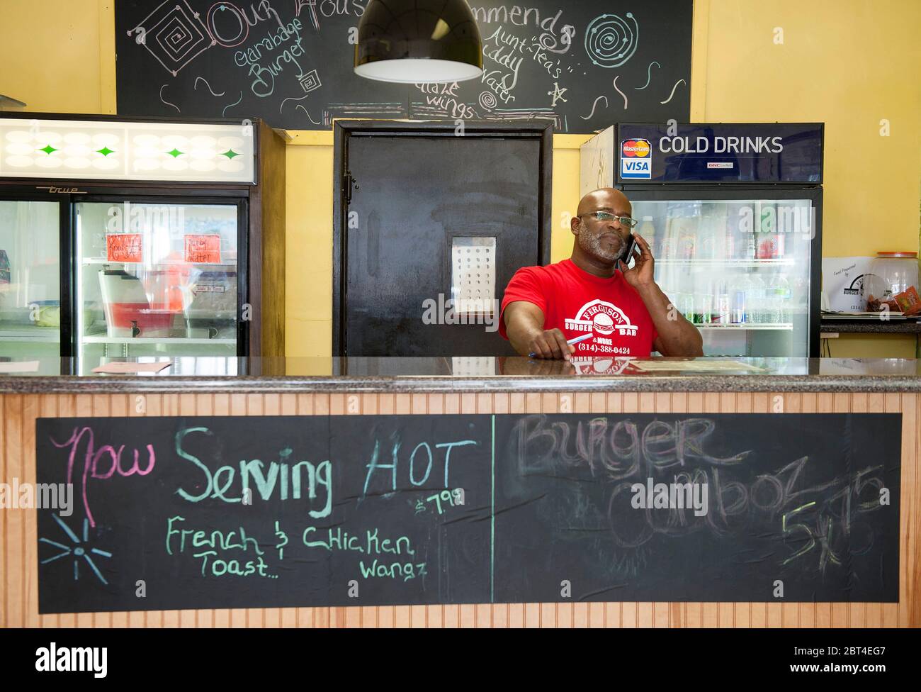 19 FEB. 2015 -- FERGUSON, Mo. -- Charles Davis, der mit seiner Frau Kizzie Davis die Ferguson Burger Bar & More auf der West Florissant Ave besitzt und betreibt Stockfoto