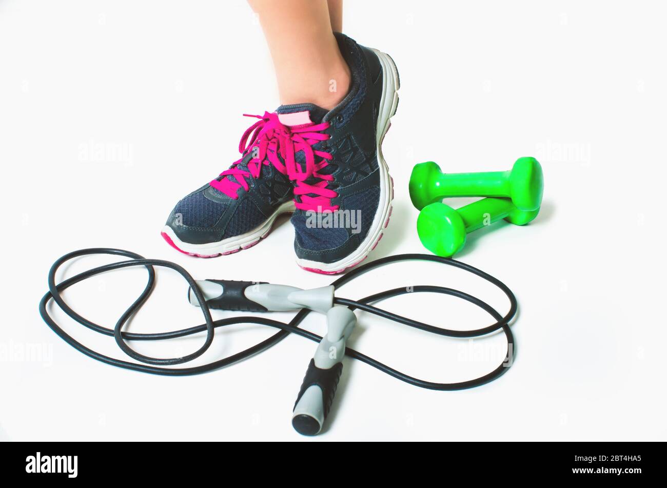 Fitnesskonzept mit Übungsgeräten isoliert auf weißem Hintergrund Stockfoto