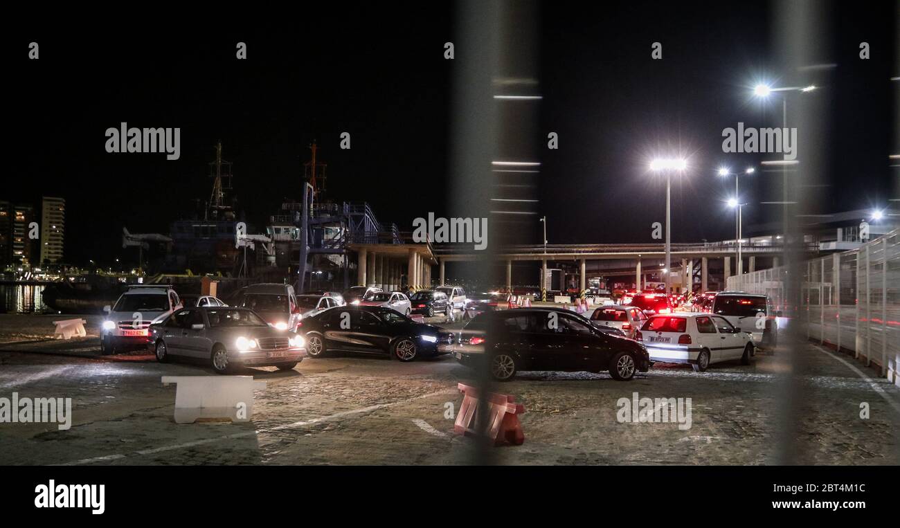 22. Mai 2020: 22. Mai 2020 (Malaga, Spanien) Der Hafen von Malaga erhält das Schiff Martin y Soler de Baleria mit 383 Passagieren und 183 Fahrzeugen aus Tanger und Marokko.vor allem von britischer und deutscher Staatsangehörigkeit, die während des Staates Alarma in Marokko geblieben sind und nach den Sanitätsmaßnahmen in der Lage, zu ihren zurückzukehren Länder aus dem Hafen von Malaga. Kredit: Lorenzo Carnero/ZUMA Wire/Alamy Live News Stockfoto