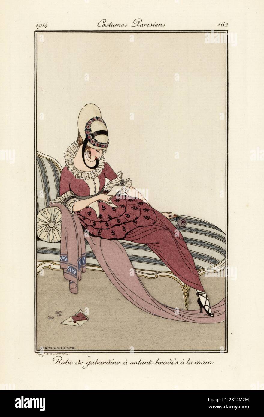 Frau in Gabardine Kleid mit handbestickten Rüschen, sitzt auf einer Chaiselongue. Robe de gabardine a volants brodes a la main. Handkolorierte Pochorradierung nach einer Illustration von Gerda Wegener aus Tommaso Antonginis Journal des Dames et des Modes, Aux Bureaus du Journal des Dames, Paris, 1914. Stockfoto