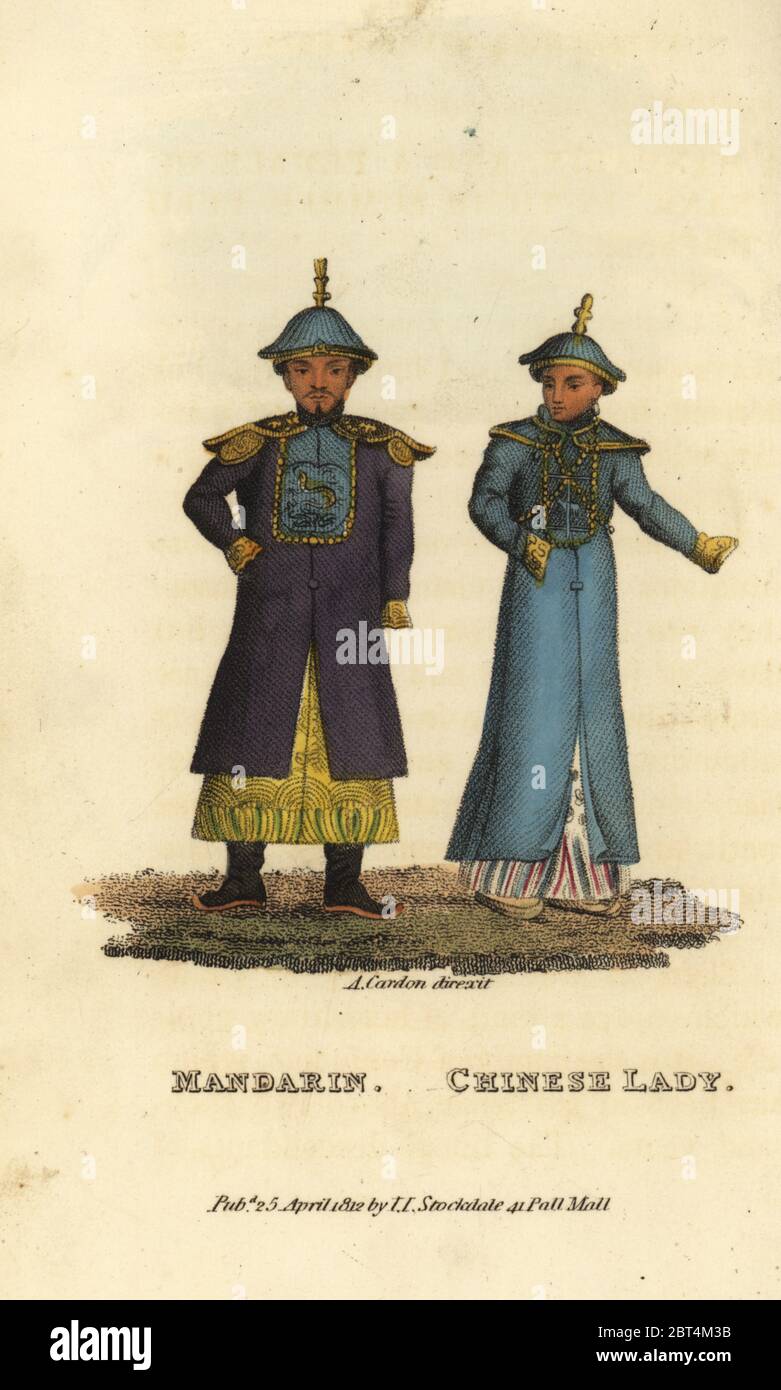 Männliche und weibliche Mandarinen (Richter und Staatsanwälte) im Sommer Kleid, kaiserlichen Hof von China. Bestickte Quadrat auf ihre Tunika zeigt Ihren Rang und Typ: Vogel für Zivil-, Tier für Militär. Papierkörbe Kupferstich von Andrea Freschi nach Antoine Cardon von Henri-Leonard - Jean-Baptiste Bertin und Jean Baptiste Joseph Breton Chinas, seine Kostüme, Kunst, fertigt, etc., Howlett und Brimmer, London, 1824. Stockfoto