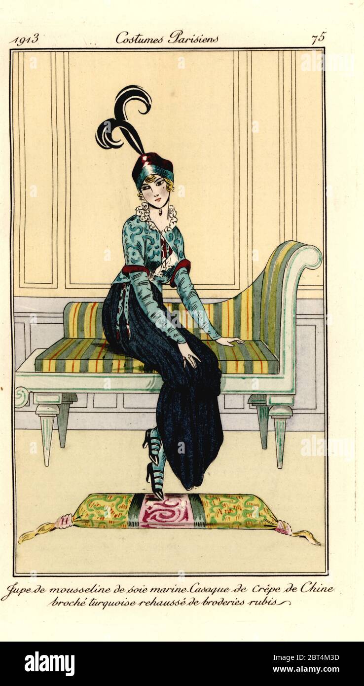 Frau in Rock aus marine blau Chiffon, Weste aus türkisfarbenem Krepp de Chine, auf einer Chaiselongue sitzend. Jupe de mousseline de soie marine, casaque de crepe de chine broche turquoise rehausse de broderies rubis. Handkolorierte Kupferstich-Radierung aus Tommaso Antonginis Journal des Dames et des Modes, Aux Bureaus du Journal des Dames, Paris, 1913. Stockfoto