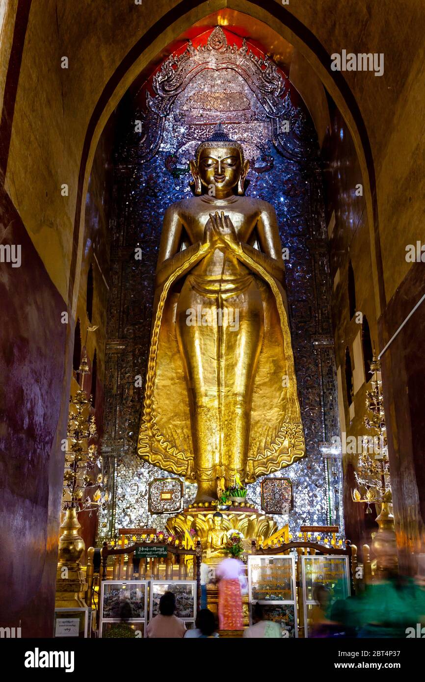 Besucher Beten Im Ananda Tempel, Bagan, Mandalay Region, Myanmar. Stockfoto