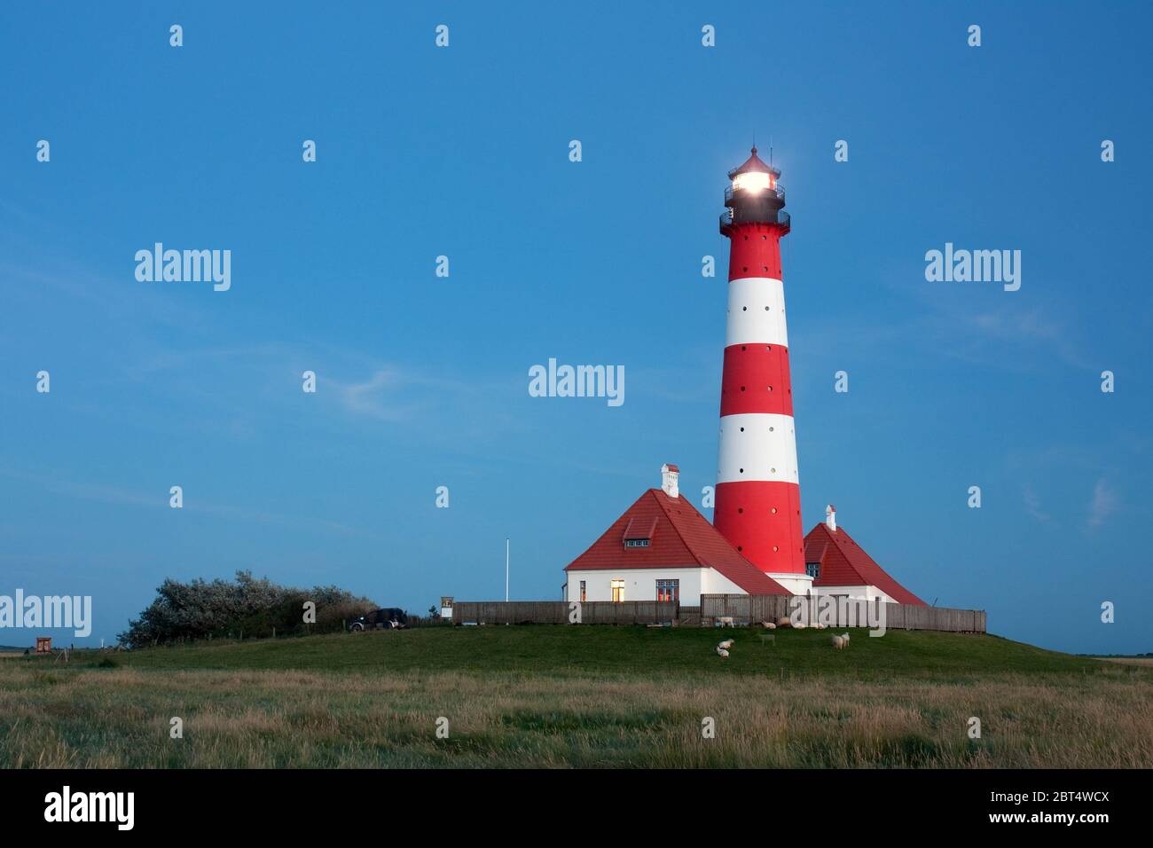 Leuchtturm Westerhever an der Nordsee zur blauen Stunde Stockfoto