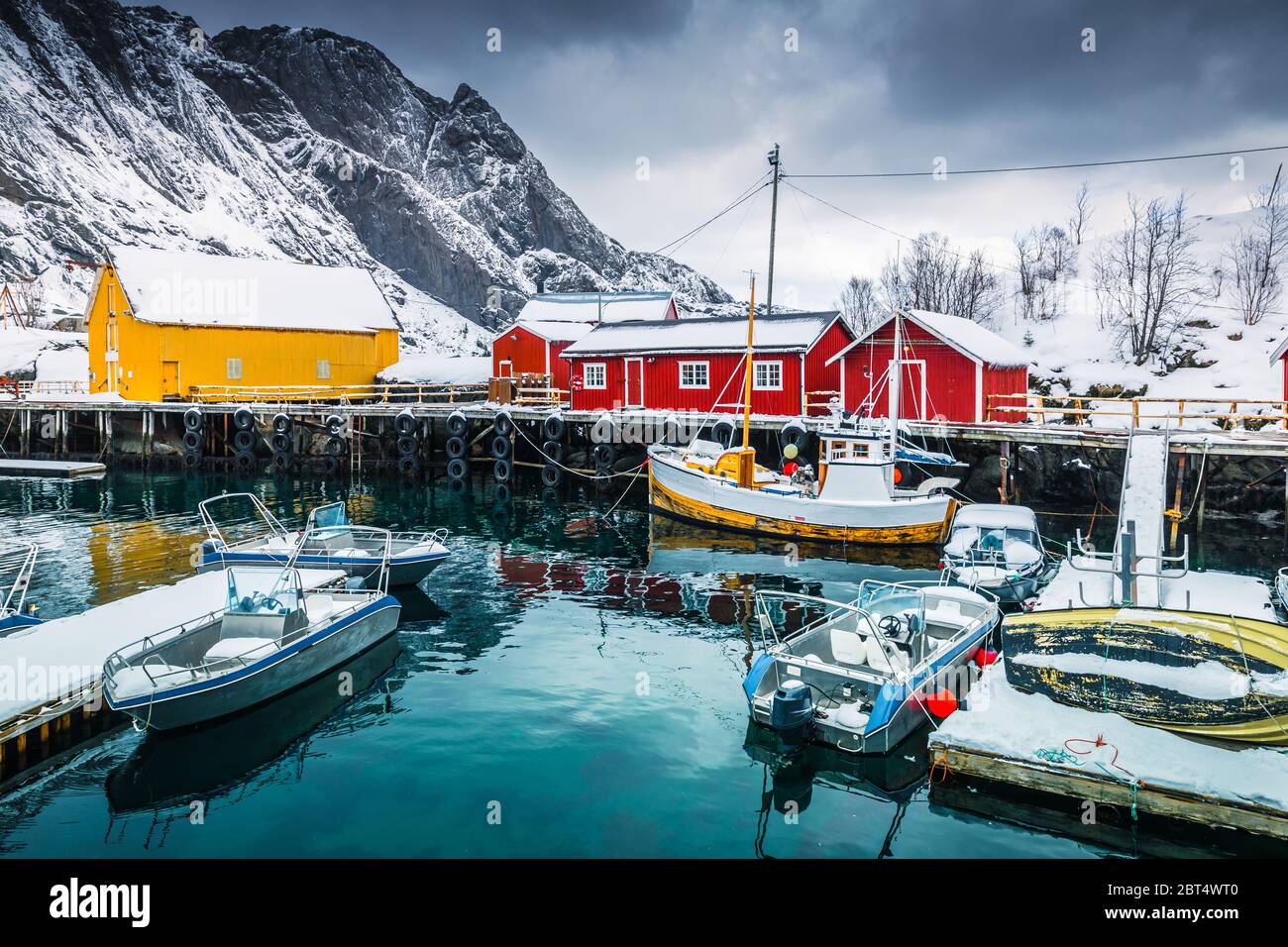 Boote im Hafen, Nusfjord, Flakstadoya, Flakstad, Lofoten, Nordland, Norwegen Stockfoto
