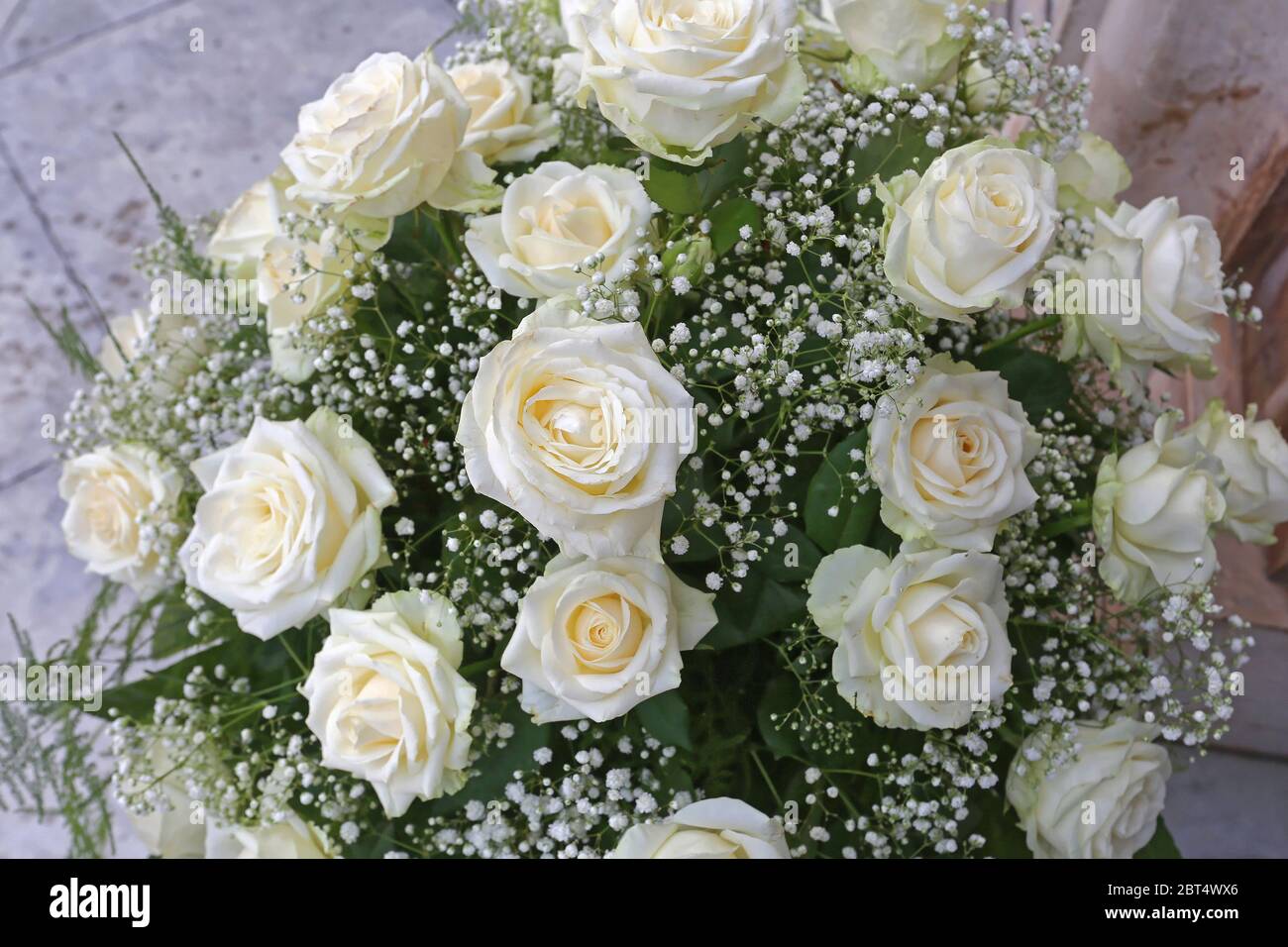 Weiße Rosen Hochzeit Strauß Blumen vor der Kirche Stockfotografie - Alamy