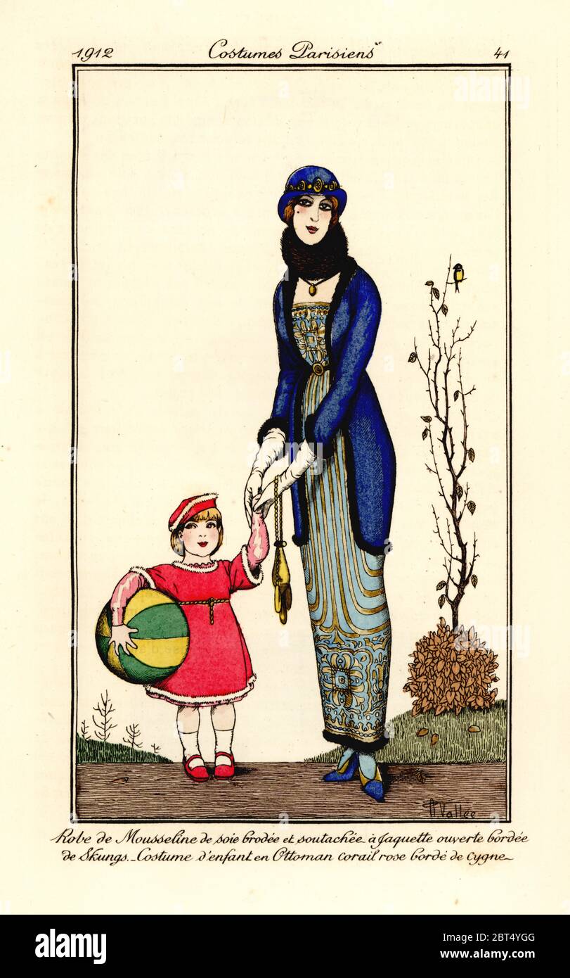 Frau in besticktem Chiffon-Kleid und offene Jacke mit Skunk Fell, Kind in Korallen rosa Kittel mit Schwan trimmen getrimmt. Robe de mousseline de soie brodee et soutachee a jacquette ouverte bordee de skungs, costume denfant en Ottoman corail Rose borde cygne. Handkolorierte Pochorradierung nach einer Illustration von Armand Vallee aus Tommaso Antonginis Journal des Dames et des Modes, Aux Bureaus du Journal des Dames, Paris, 1912. Stockfoto