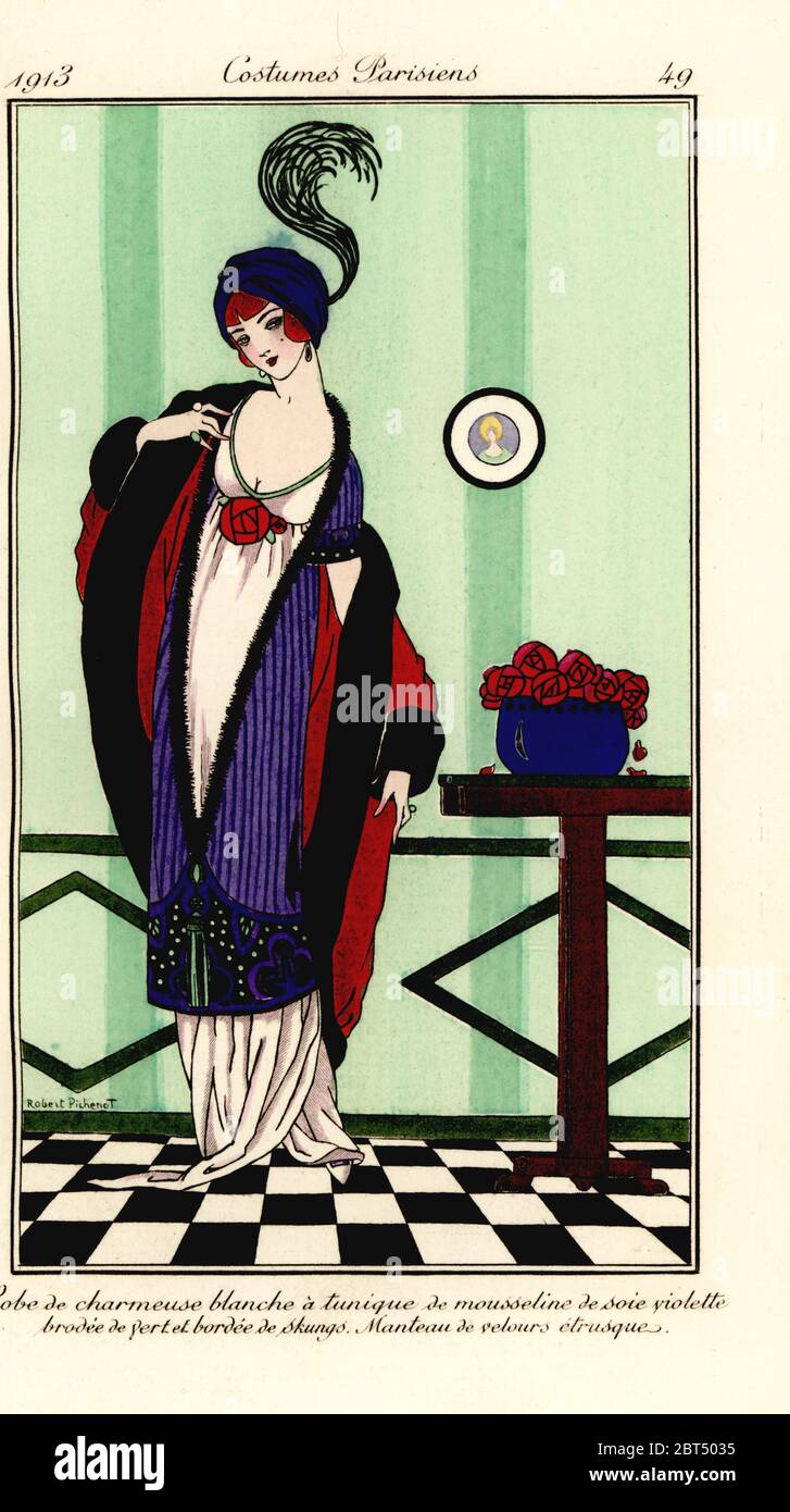 Frau in weißen Charmeuse Satinkleid mit violetten Chiffon Tunika mit Skunk Fell, Umhang aus etruskischen Samt getrimmt. Robe de charmeuse blanche a tunique de mousseline de soie violette brodee de vert et bordee de skungs, manteau de velours etrusque. Handkolorierte Pochorradierung nach einer Illustration von Robert Pichenot aus Tommaso Antonginis Journal des Dames et des Modes, Aux Bureaus du Journal des Dames, Paris, 1913. Stockfoto