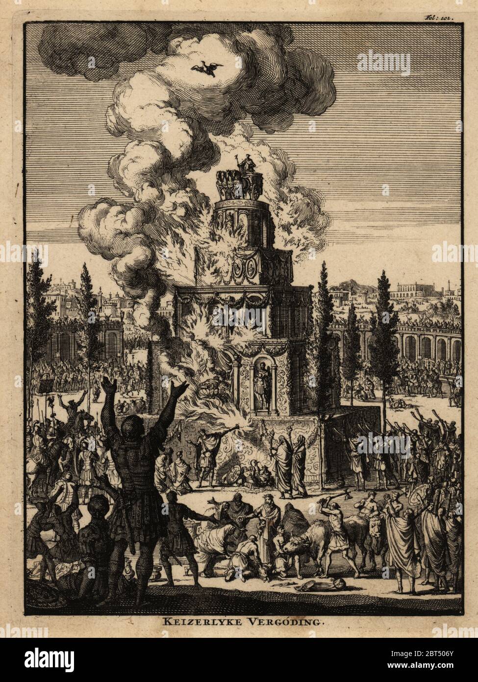 Fünfgeschossiger Scheiterhaufen für einen römischen Kaiser in Flammen, Rom. Die Pyramide ist mit Girlanden und Statuen, gekrönt mit einer Figur auf einem vierköpfigen Vierpferdewagen, verziert. Legionäre, Adlerträger und Zenturionen trauern, Musiker blasen Hörner, Männer opfern Stiere. Kupferstich von Jan Luyken aus Abraham Bogaerts De Roomsche Monarchie, die römische Monarchie, Francois Salma, Utrecht, 1697. Stockfoto