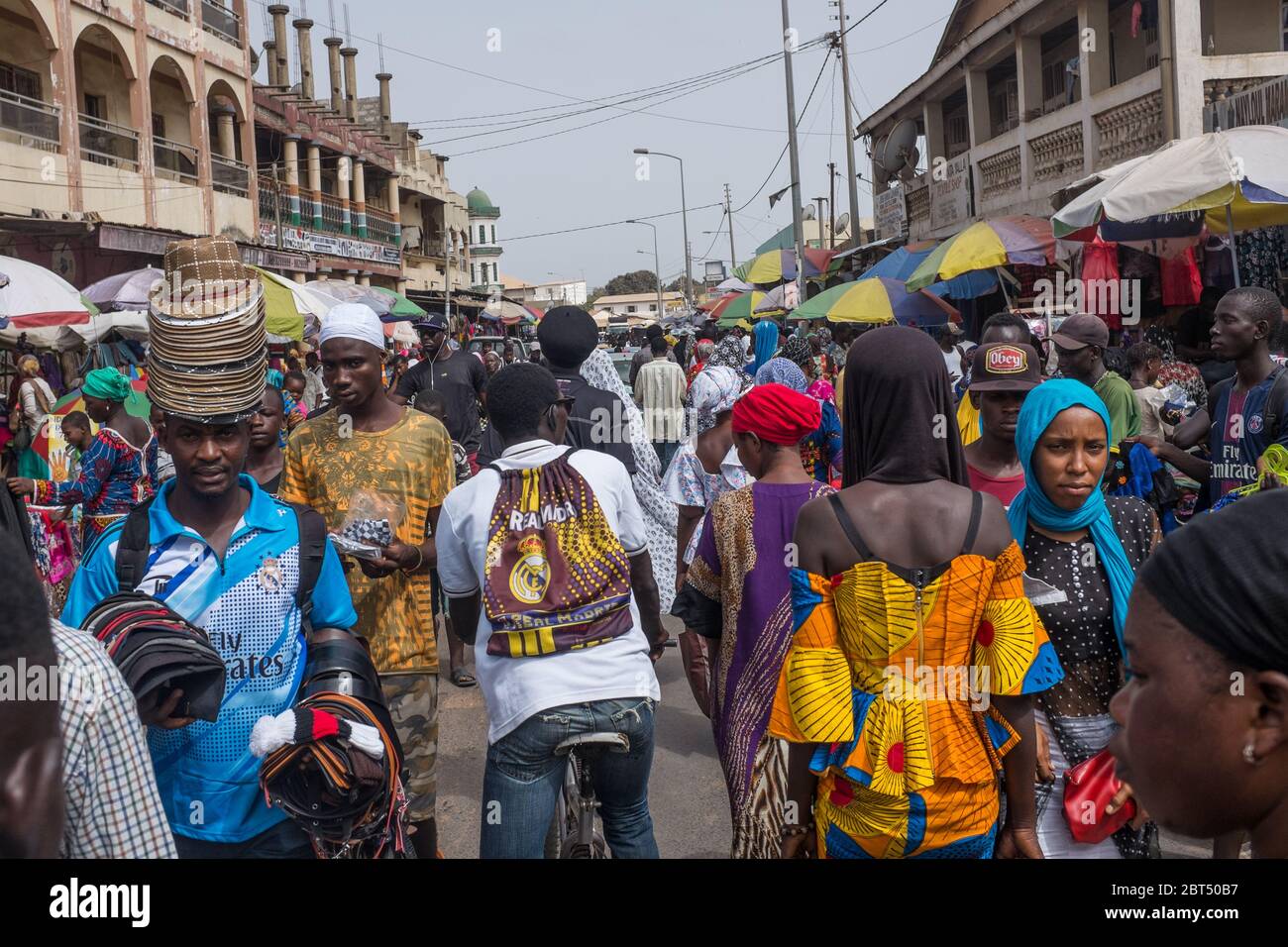 SEREKUNDA, GAMBIA – 10. JUNI 2018: Zahlreiche Besucher besuchen den Markt von Serekunda am 10. Juni 2018 Stockfoto