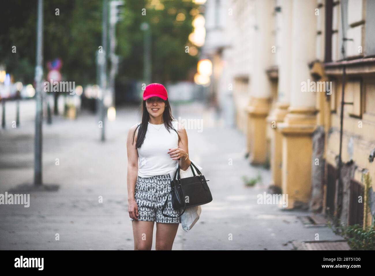 Lächelnde Frau in der Straße, Prag, Tschechische Republik Stockfoto
