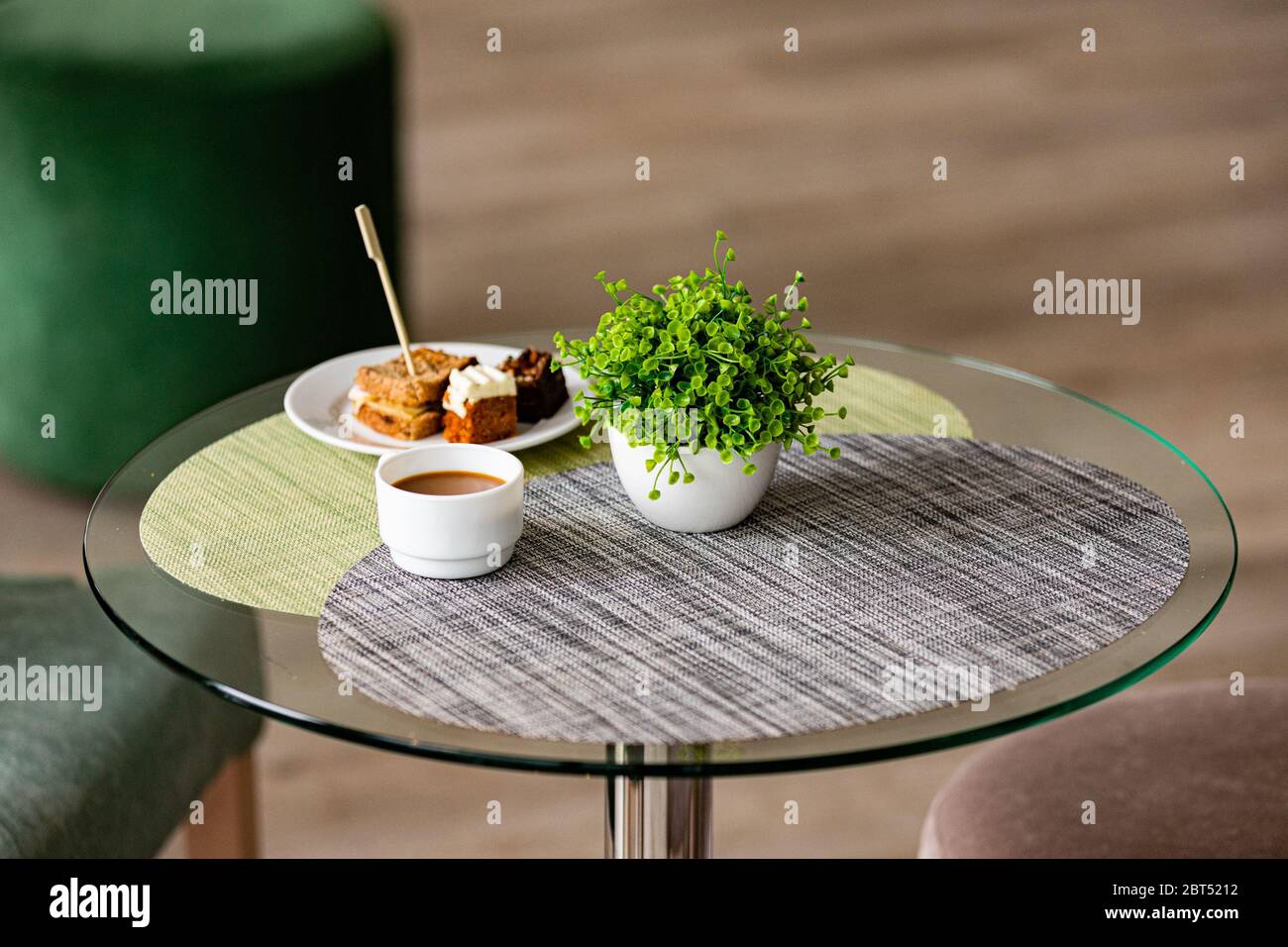 Nachtisch und Kaffee auf dem Tisch im Café Stockfoto