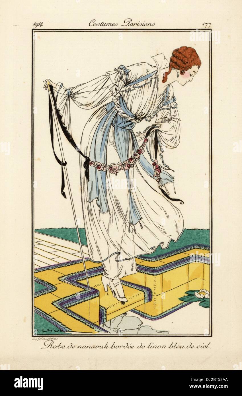 Frau in nainsook Kleid mit himmelblauen Leinen, mit Stock, Blick auf eine Seerosengewässer. Robe de nansouk bordee de linon bleu de ciel. Handkolorierte Pochorradierung nach einer Illustration von Victor Lhuer aus Tommaso Antonginis Journal des Dames et des Modes, Aux Bureaus du Journal des Dames, Paris, 1914. Stockfoto