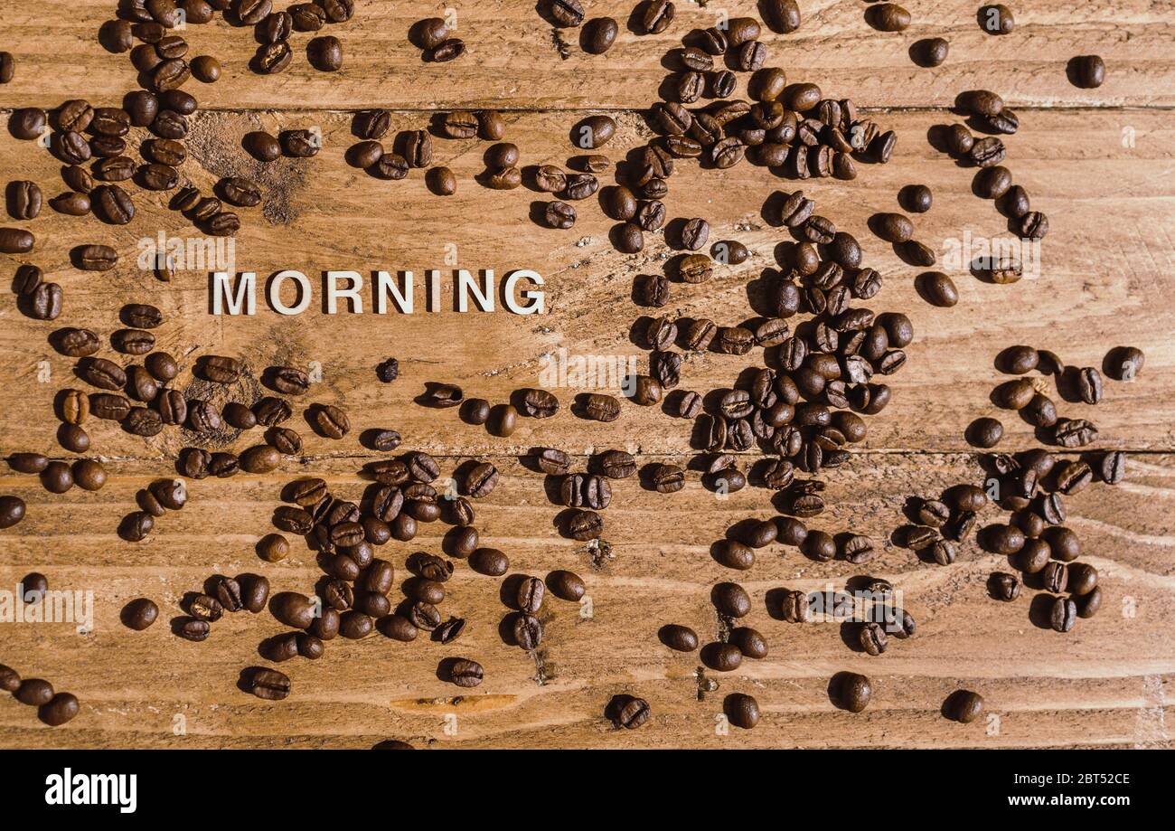 Geröstete Kaffeebohne mit dem Wort Morgen Stockfoto
