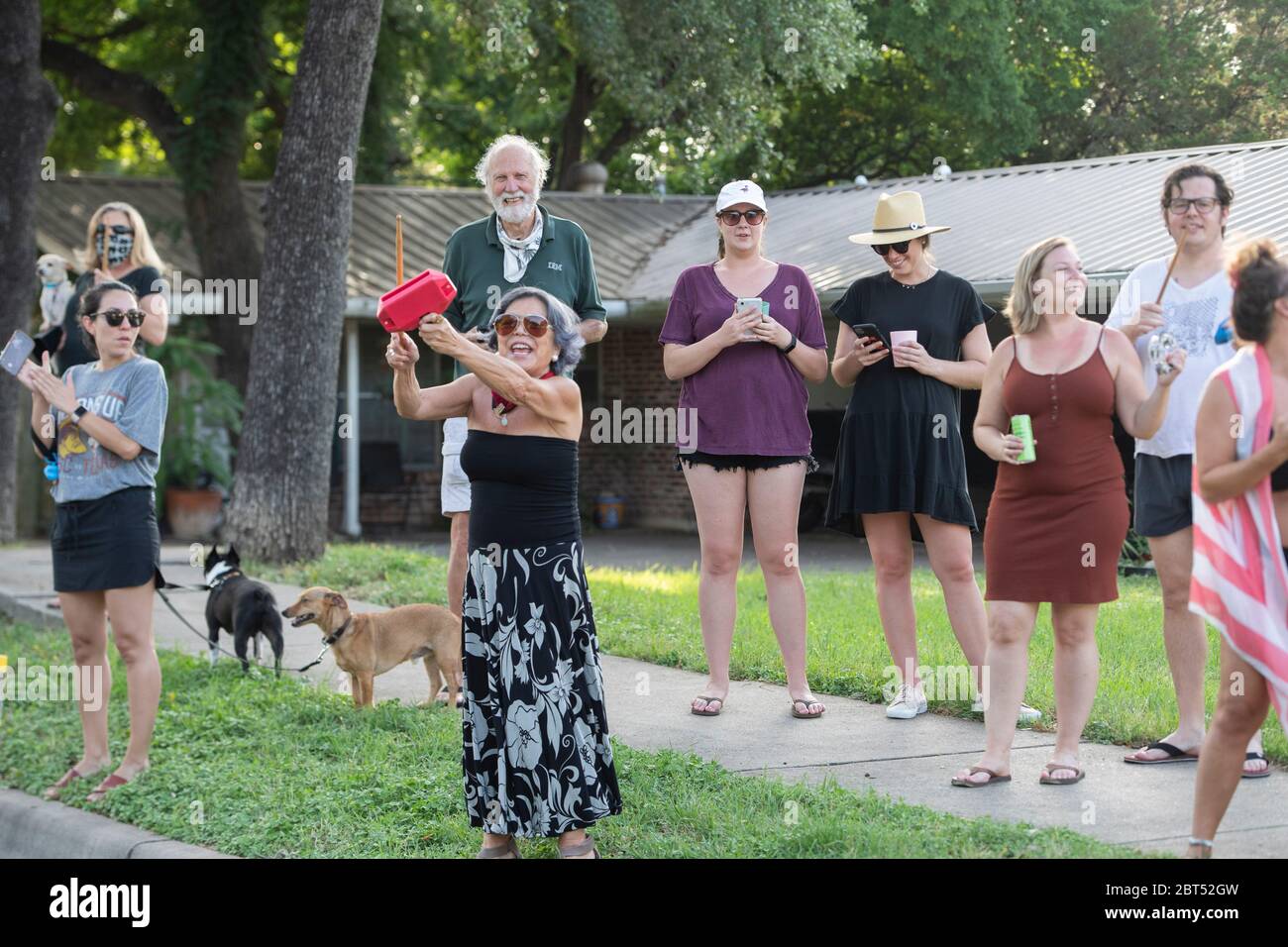 Austin, Texas, USA. Mai 2020. Einwohner jubeln, als Absolventen der