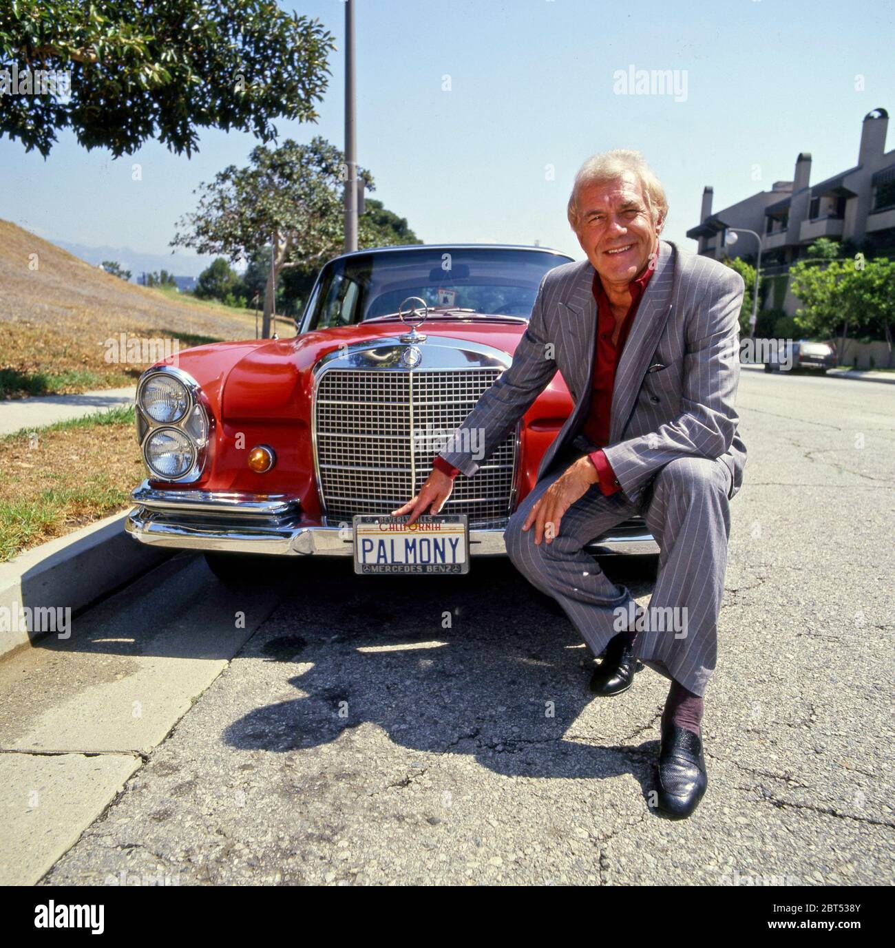 Rechtsanwalt Marvin MItchelson mit seinem Mercedes Benz und Kalifornien Nummernschild mit PALMONY circa 1980er Jahren. Stockfoto