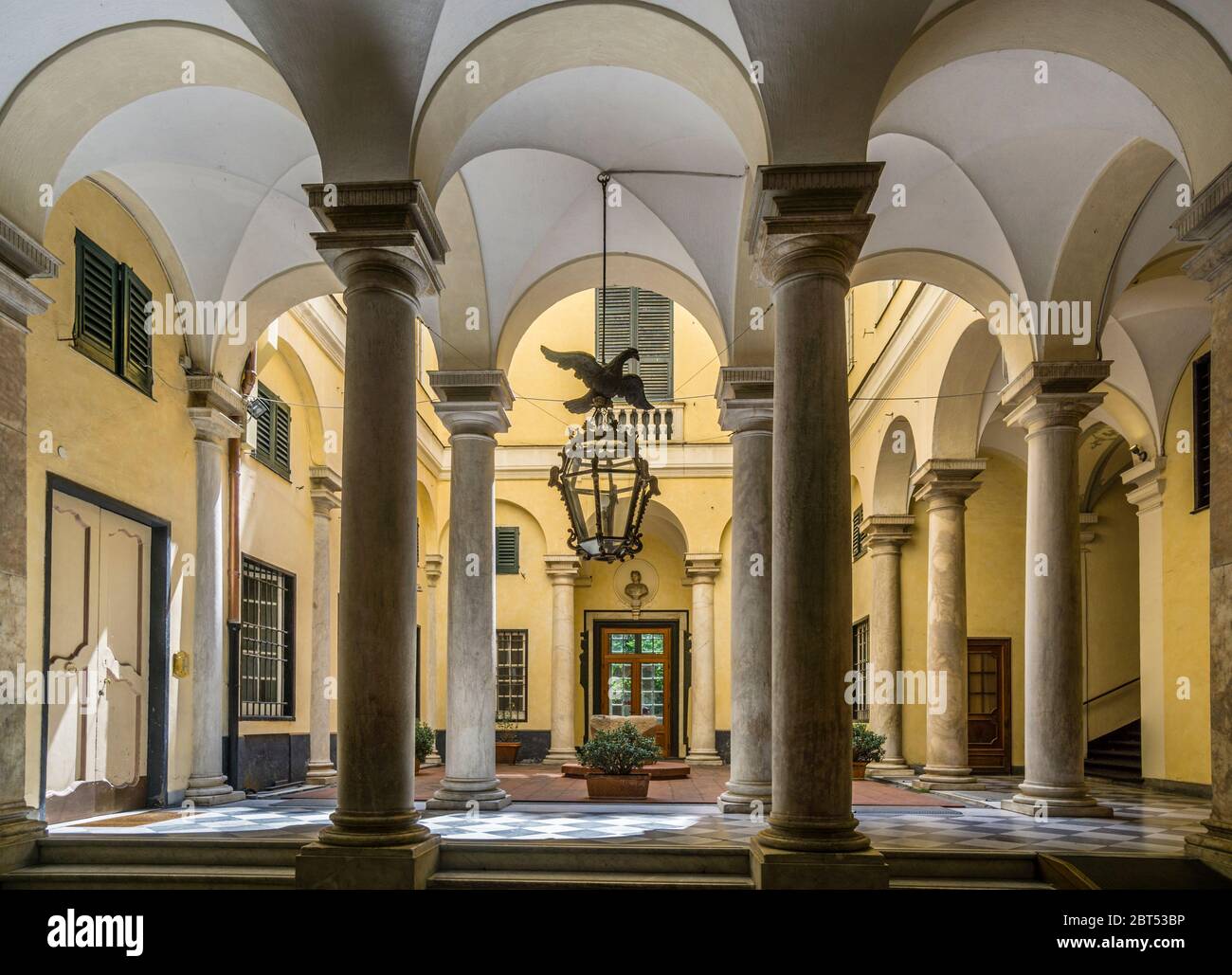 Atrium des Palazzo Doria in der Via Giuseppe Garibaldi in der historischen Innenstadt von Genua, Ligurien, Italien Stockfoto