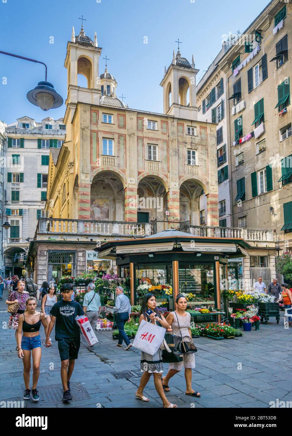 Piazza Banchi ist ein Platz mit Blick auf die Kirche San Pietro in Banchi im Molo Viertel des historischen Zentrums von Genua, Genua, Ligurien, Italien Stockfoto
