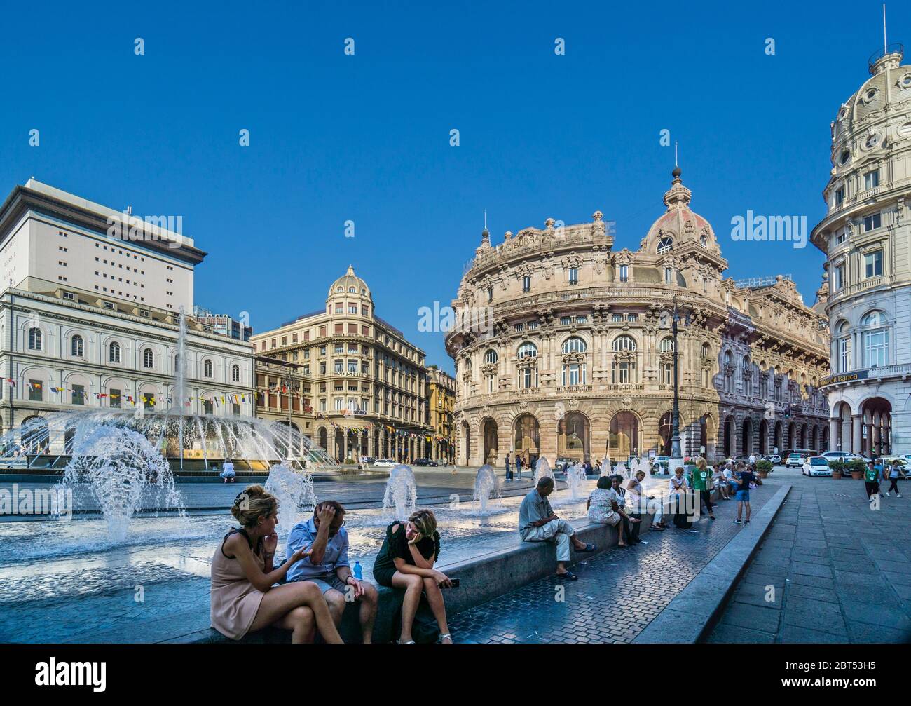 Piazza De Ferrari im Herzen von Genua, einem Stadtplatz, der für seinen Bronzebrunnen aus den 1930er Jahren und seine berühmten Gebäude und Institutionen bekannt ist, Genua, Ligurien, Stockfoto