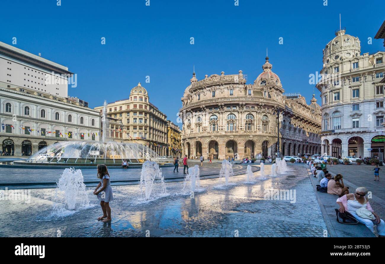 Piazza De Ferrari im Herzen von Genua, einem Stadtplatz, der für seinen Bronzebrunnen aus den 1930er Jahren und seine berühmten Gebäude und Institutionen bekannt ist, Genua, Ligurien, Stockfoto