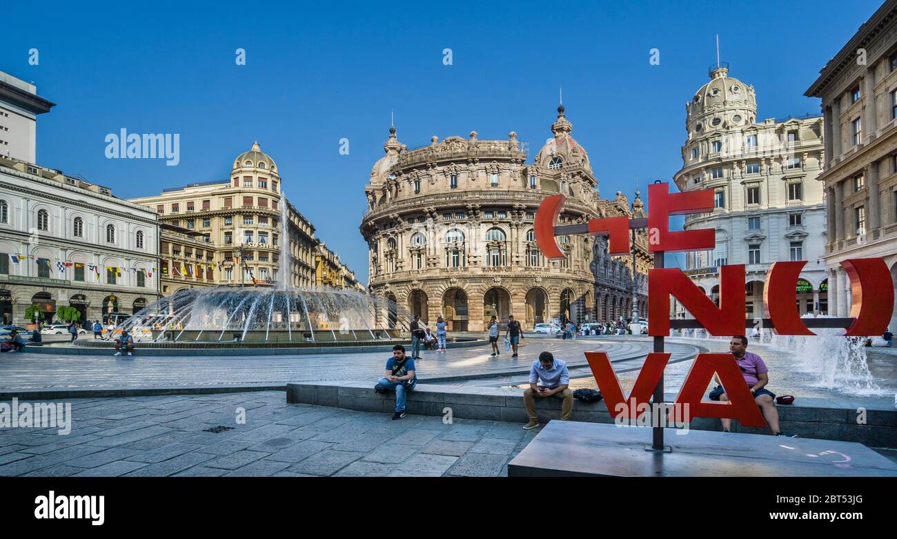 ‘Genova’ Schild an der Piazza De Ferrari im Herzen von Genua, einem Stadtplatz, der für seinen Bronzebrunnen aus den 1930er Jahren und prominente Gebäude und Inastitutions bekannt ist, Stockfoto