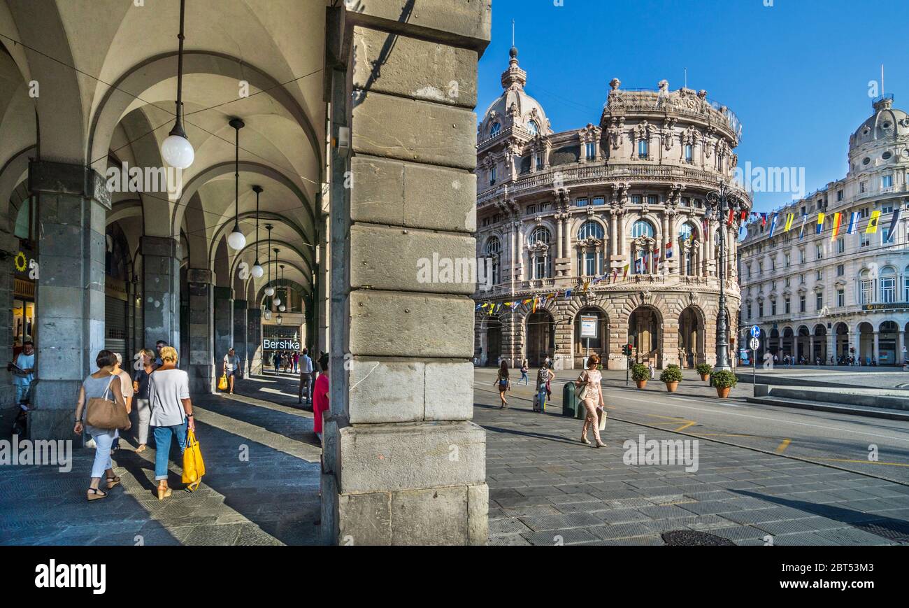 Einkaufspassage an der Piazza De Ferrari mit Blick auf die ehemalige Börse und den palazzo del Credito Italiano, Genua, Ligurien, Italien Stockfoto