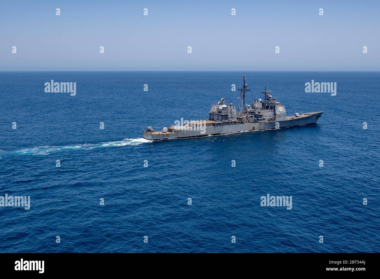 200520-N-RU084-1145 ARABIAN SEA (20. Mai 2020) der geführte Raketen-Kreuzer USS San Jacinto (CG 56) durchqustet das Arabische Meer, 20. Mai 2020. San Jac wird in das 5. US-Flottengebiet eingesetzt, um die Seestreitoperationen zu unterstützen, um die Stabilität und Sicherheit der Meere in der Zentralregion zu gewährleisten, indem es das Mittelmeer und den Pazifik durch den westlichen Indischen Ozean und drei strategische Choke-Punkte verbindet. (USA Navy Foto von Mass Communication Specialist 1. Klasse Aaron Bewkes/veröffentlicht) Stockfoto