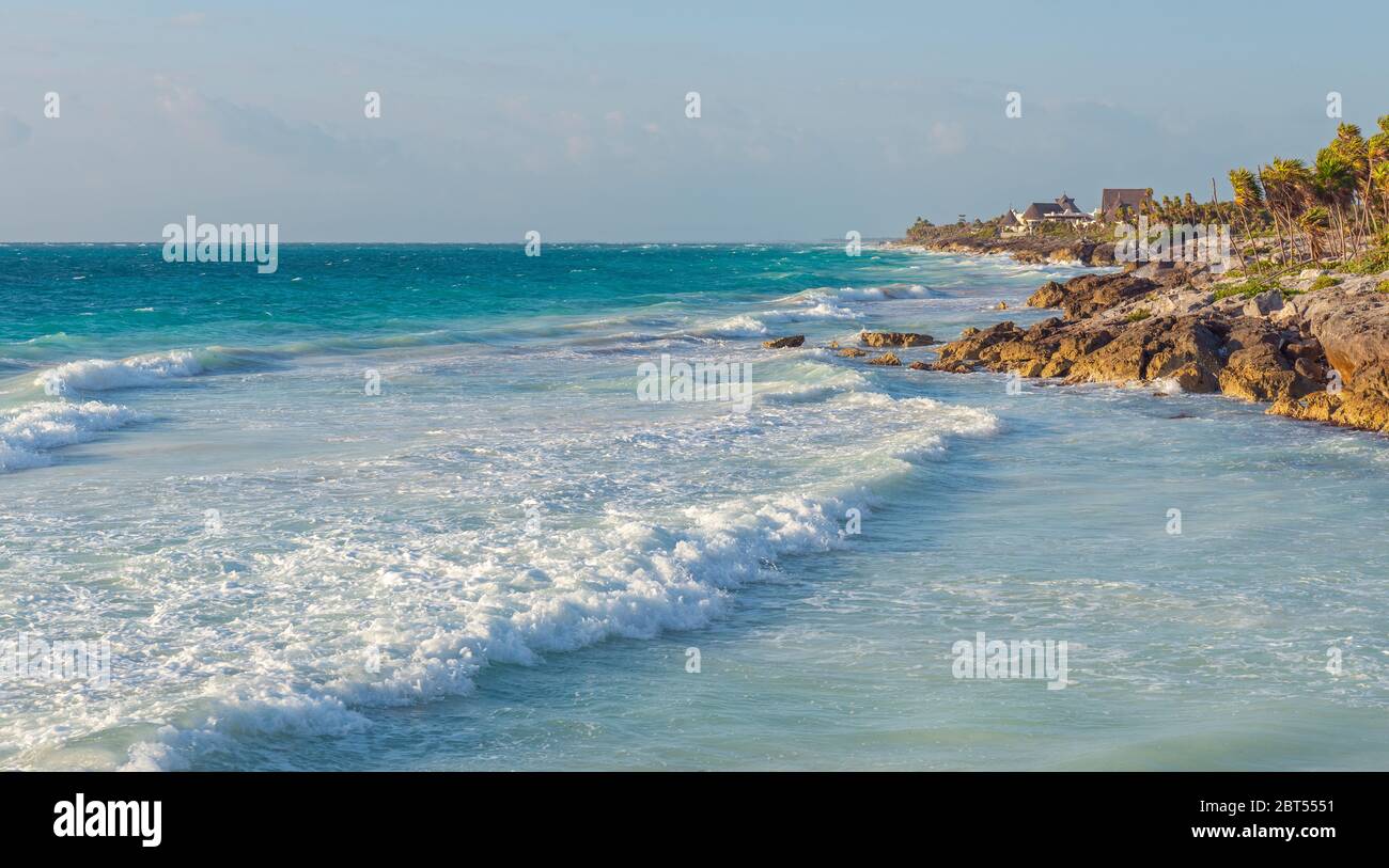 Wellen im Beach Resort von Tulum am Karibischen Meer, Quintana Roo Staat, Yucatan Halbinsel, Mexiko. Stockfoto