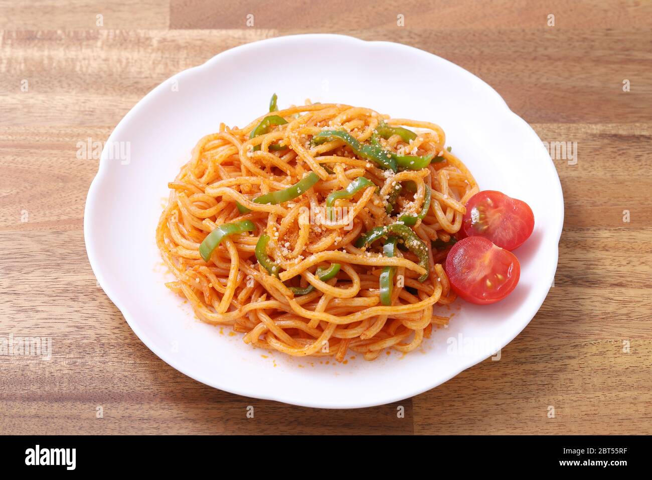 Japanische Naporitan Spaghetti mit Tomatensauce in einem Gericht auf dem Tisch Stockfoto