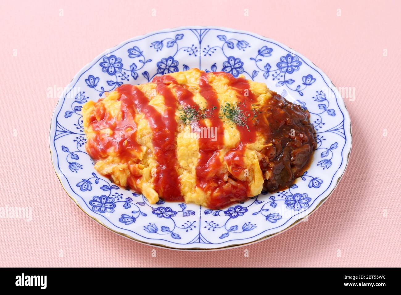 Japanisches Essen, Omuraise mit Ketchup in einem Teller auf dem Tisch Stockfoto
