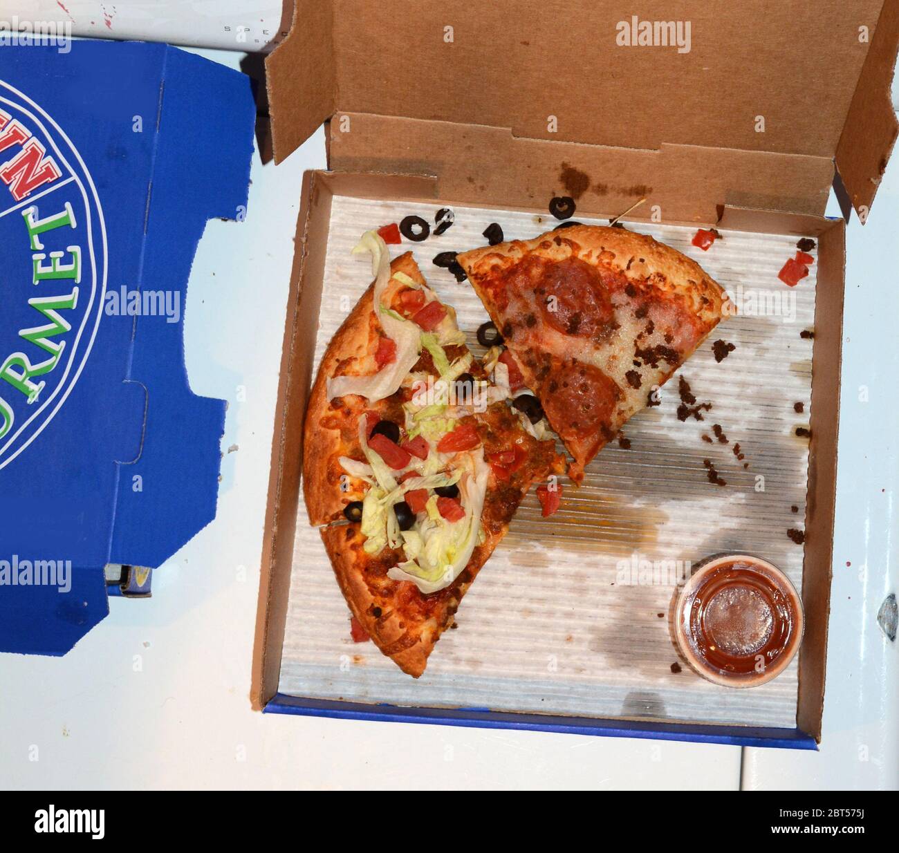 Schachtel mit übrig gebliebenen kalten Pizzas Stockfoto