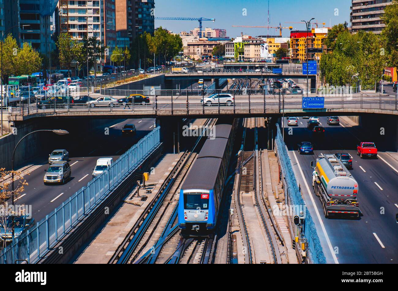 SANTIAGO, CHILE - OKTOBER 2015: Ein Santiago Metro Zug an der Linie 2 Stockfoto