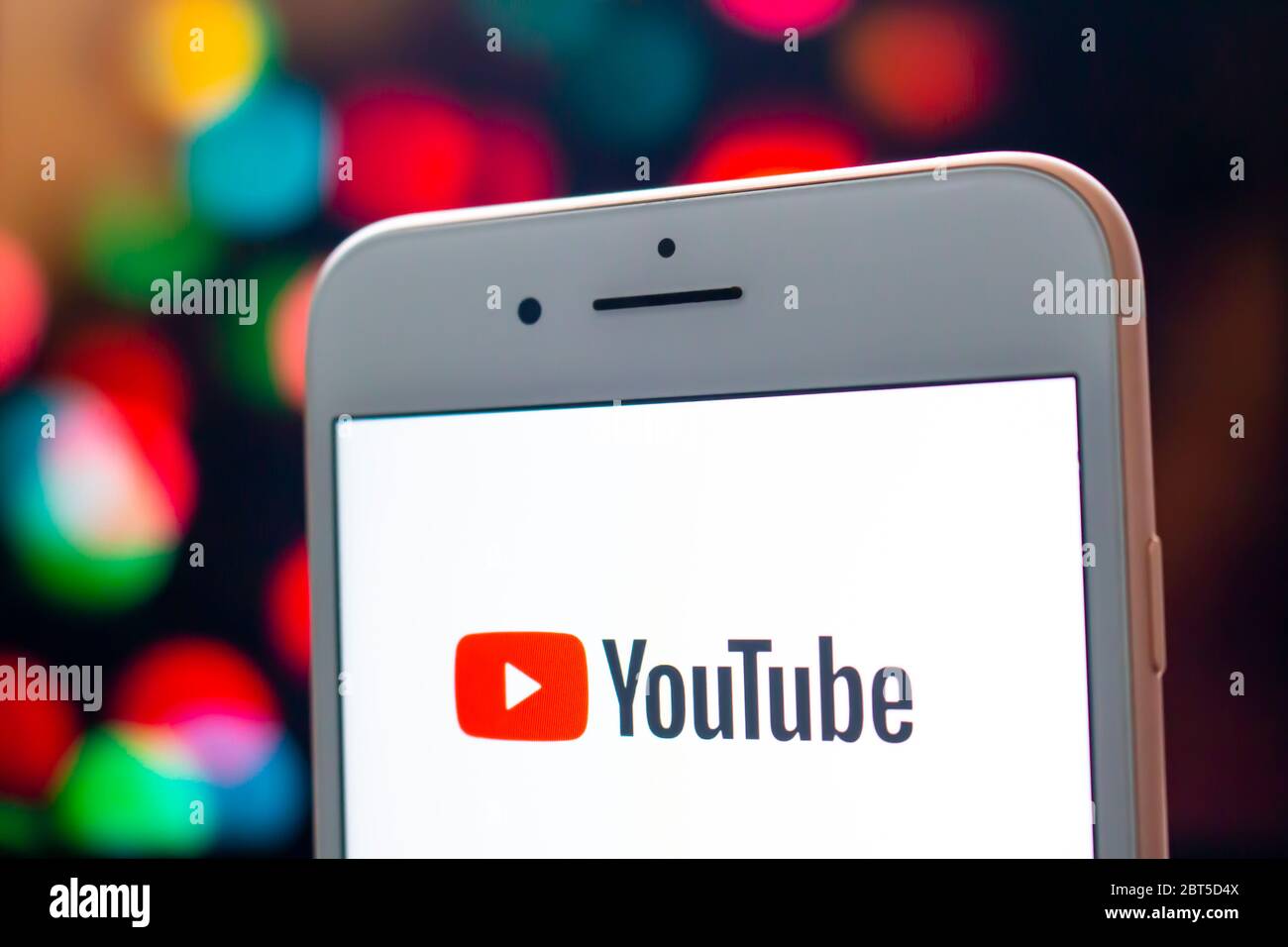 Calgary, Alberta. Kanada 22. Mai 2020. Ein iPhone mit Youtube-Bildschirm. YouTube ist eine amerikanische Online-Video-Sharing-Plattform mit Sitz in San Bruno, Stockfoto