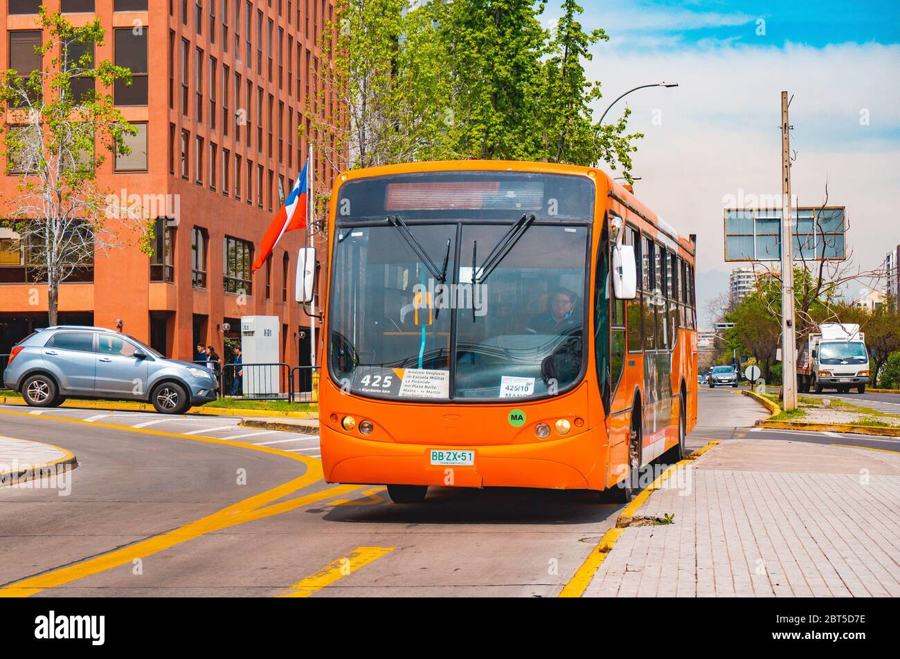 SANTIAGO, CHILE - OKTOBER 2015: Ein Transantiago-Bus in Las Condes Stockfoto