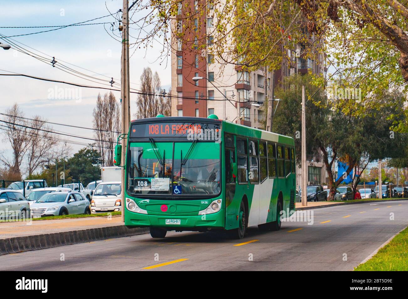 SANTIAGO, CHILE - OKTOBER 2015: Ein Transantiago-Bus in Maipú Stockfoto