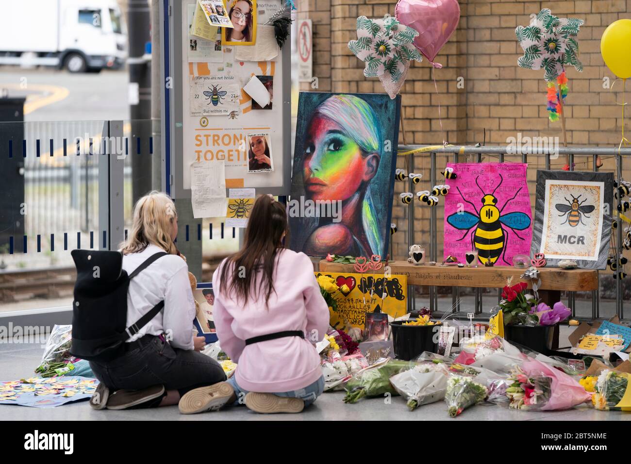 Manchester, Mai 22. Mai 2017. Die Menschen trauern bei einem Gedenkort des Angriffs auf die Manchester Arena in Manchester, Großbritannien, am 22. Mai 2020. Manchester am Freitag war der dritte Jahrestag des Terroranschlags, bei dem 22 Menschen getötet und Hunderte verletzt wurden. Der Angriff geschah, als Salman Abedi am Ende eines Konzerts der US-Popsängerin Ariana Grande am 22. Mai 2017 eine Bombe zündete. Kredit: Jon Super/Xinhua/Alamy Live News Stockfoto