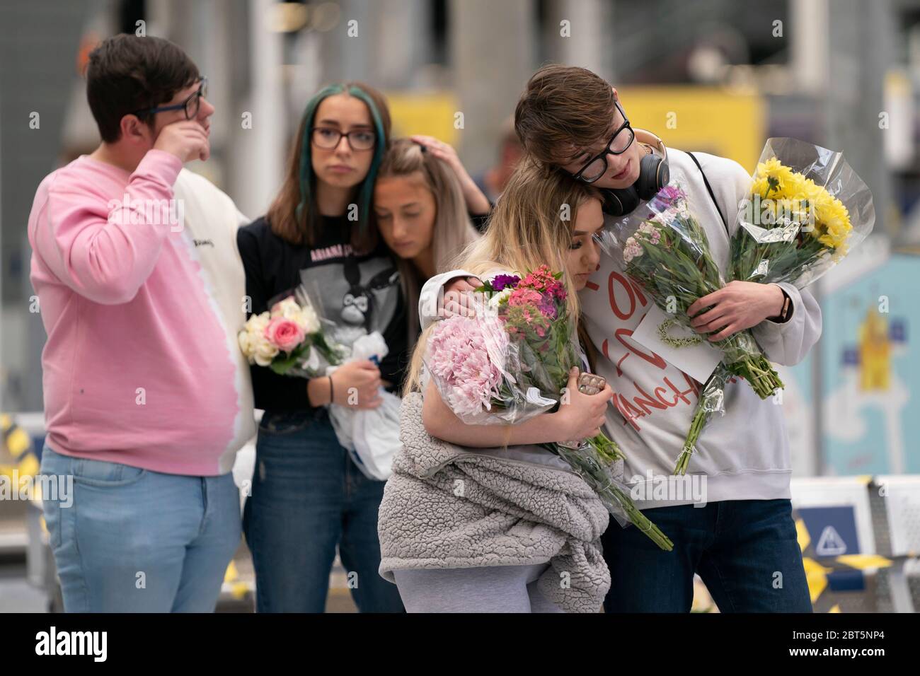 Manchester, Mai 22. Mai 2017. Peoplpe trauert bei einem Gedenkort des Angriffs auf die Manchester Arena in Manchester, Großbritannien, 22. Mai 2020. Manchester am Freitag war der dritte Jahrestag des Terroranschlags, bei dem 22 Menschen getötet und Hunderte verletzt wurden. Der Angriff geschah, als Salman Abedi am Ende eines Konzerts der US-Popsängerin Ariana Grande am 22. Mai 2017 eine Bombe zündete. Kredit: Jon Super/Xinhua/Alamy Live News Stockfoto