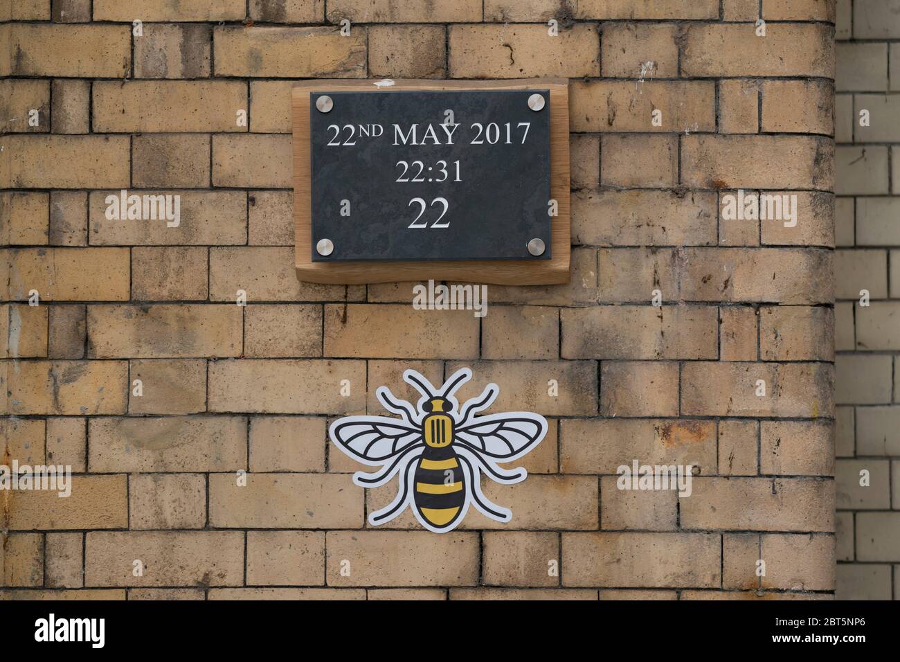 Manchester, Mai 22. Mai 2017. Eine Hommage ist zu sehen, die Erinnerung an den Angriff in der Manchester Arena in Manchester, Großbritannien, 22. Mai 2020. Manchester am Freitag war der dritte Jahrestag des Terroranschlags, bei dem 22 Menschen getötet und Hunderte verletzt wurden. Der Angriff geschah, als Salman Abedi am Ende eines Konzerts der US-Popsängerin Ariana Grande am 22. Mai 2017 eine Bombe zündete. Kredit: Jon Super/Xinhua/Alamy Live News Stockfoto
