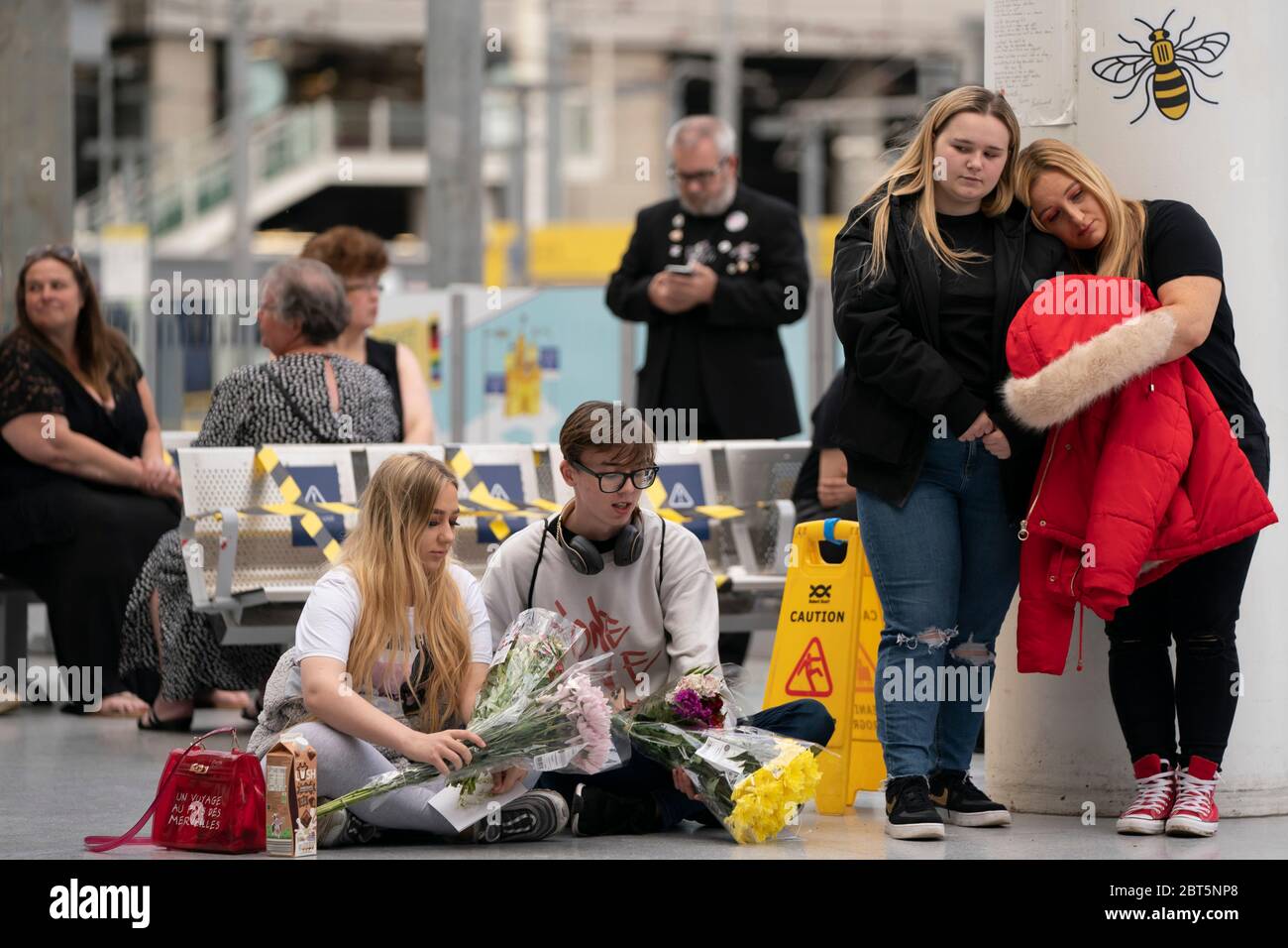 Manchester, Mai 22. Mai 2017. Peoplpe trauert bei einem Gedenkort des Angriffs auf die Manchester Arena in Manchester, Großbritannien, 22. Mai 2020. Manchester am Freitag war der dritte Jahrestag des Terroranschlags, bei dem 22 Menschen getötet und Hunderte verletzt wurden. Der Angriff geschah, als Salman Abedi am Ende eines Konzerts der US-Popsängerin Ariana Grande am 22. Mai 2017 eine Bombe zündete. Kredit: Jon Super/Xinhua/Alamy Live News Stockfoto