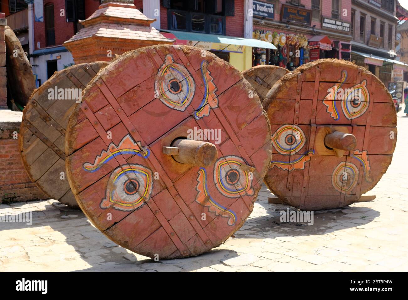 Bhaktapur Nepal - Holzräder mit Buddha-Augen Stockfoto