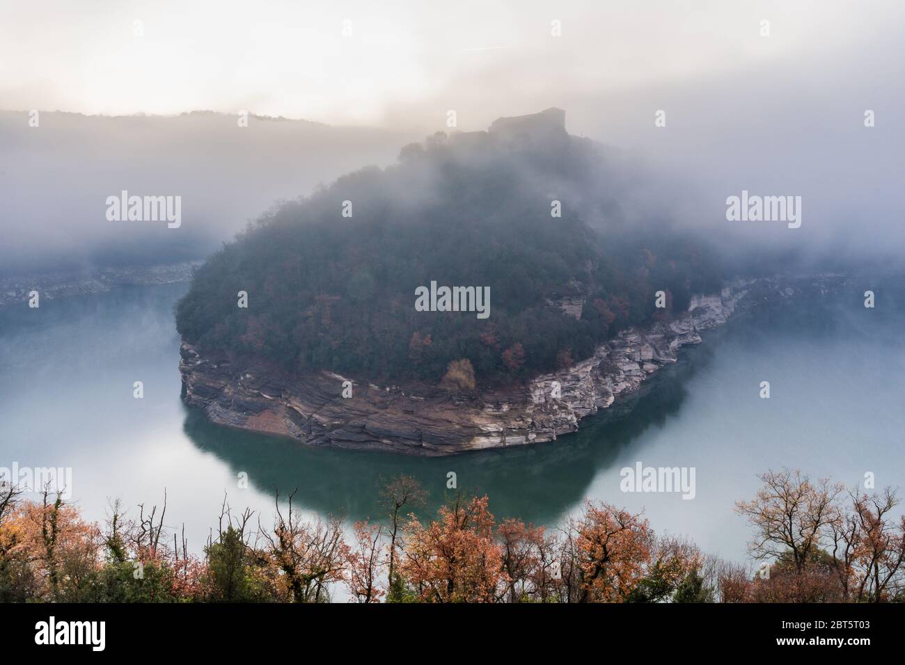 Nebliger Morgen am Stausee Sau (Monestir de Sant Pere de Casserres, Katalonien, Spanien) Stockfoto