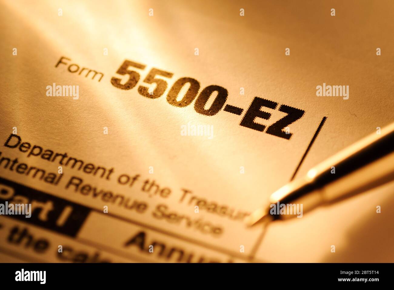 United State IRS Form 5500-EZ in Nahaufnahme in Sonnenlicht mit einem Stift für die Fertigstellung und Vorlage an das Finanzministerium Stockfoto