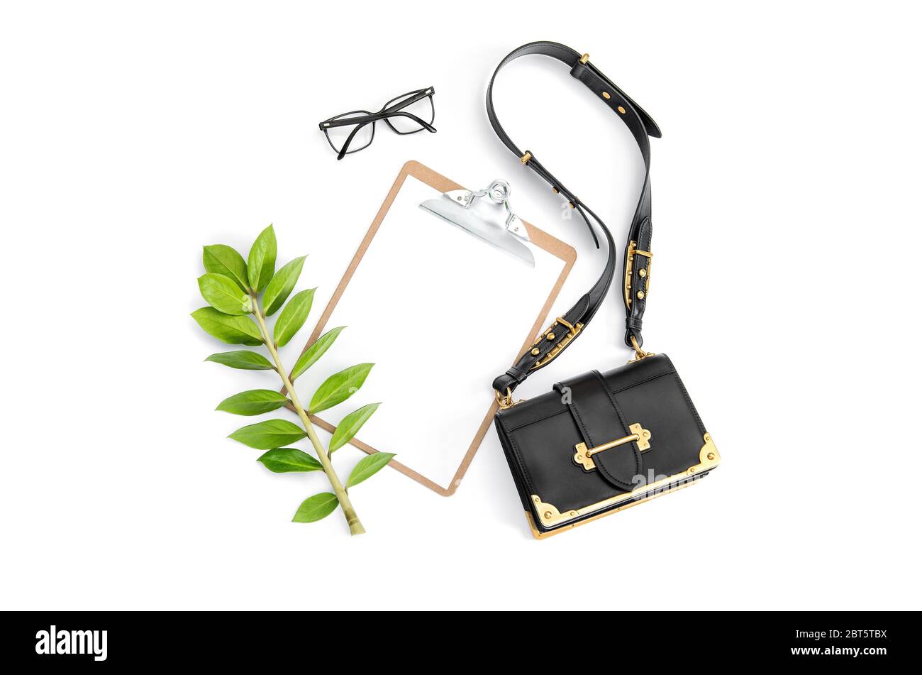 Flaches Lay für Social Media. Notizblock grün Blatt Mode-Accessoires auf weißem Hintergrund Stockfoto